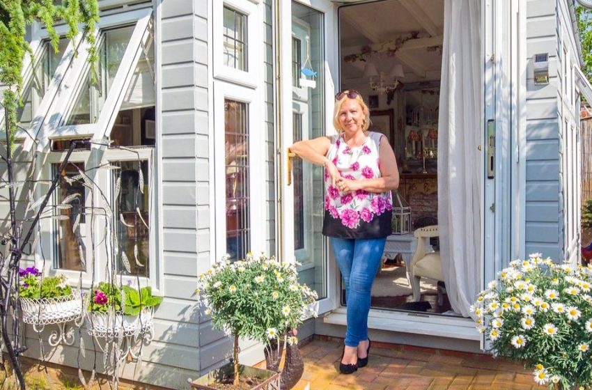  Pour échapper au quotidien et à la routine, cette femme a transformé une vieille grange en une confortable maison de vacances.