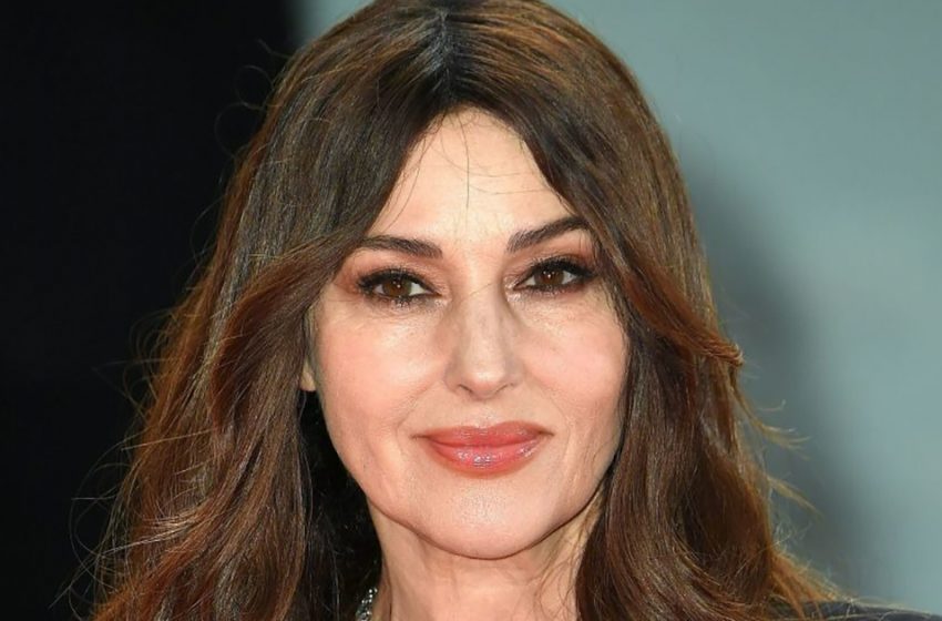  La lussuosa Monica Bellucci, 58 anni, in calze e cappotto ha abbellito la copertina del famoso gloss