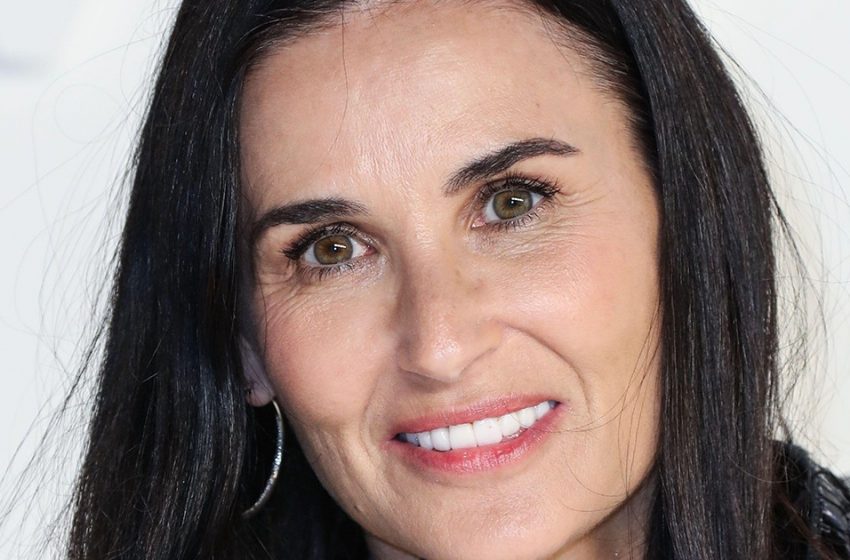  «Non invecchiare affatto»: Demi Moore è apparsa sulla copertina di una rivista con un body rivelatore e stivali sopra il ginocchio