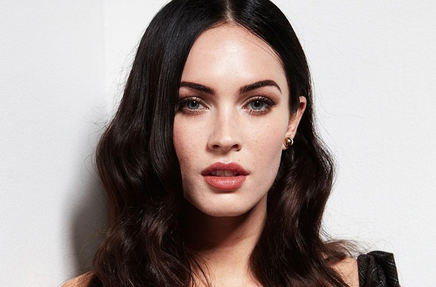  «Come una bambola!»: Megan Fox in un vestitino con una profonda scollatura balenò davanti alle telecamere