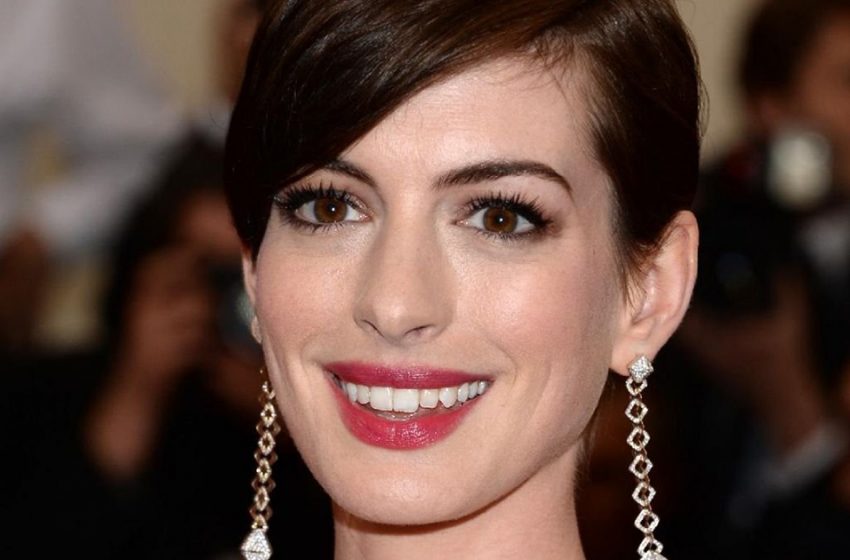  Pelle, catena al collo e tacchi enormi: Anne Hathaway è apparsa alla sfilata di Versace