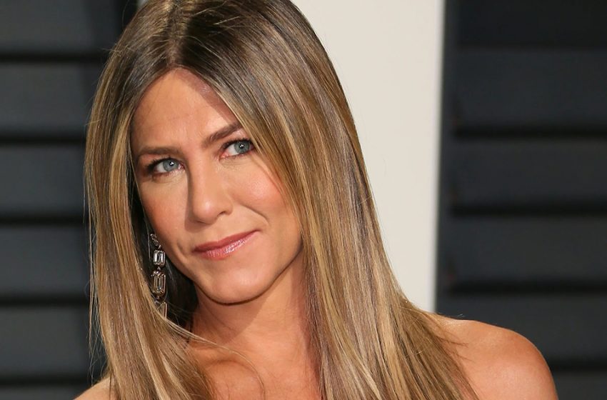  «La nostra ragazza è perfetta!» Aniston, 53 anni, ha mostrato la sua splendida figura in jeans attillati