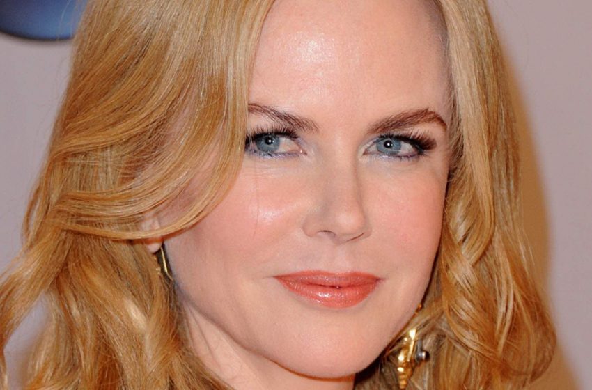  Completo in pizzo e riccioli birichini: Nicole Kidman trasformata per un servizio fotografico primaverile