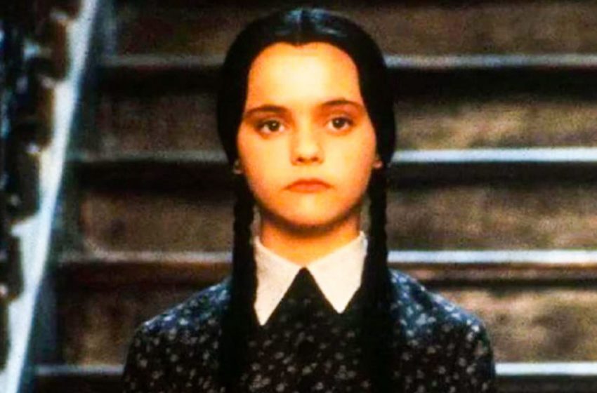  Che aspetto ha oggi l’attrice che interpretava la ragazza cupa de La famiglia Addams?