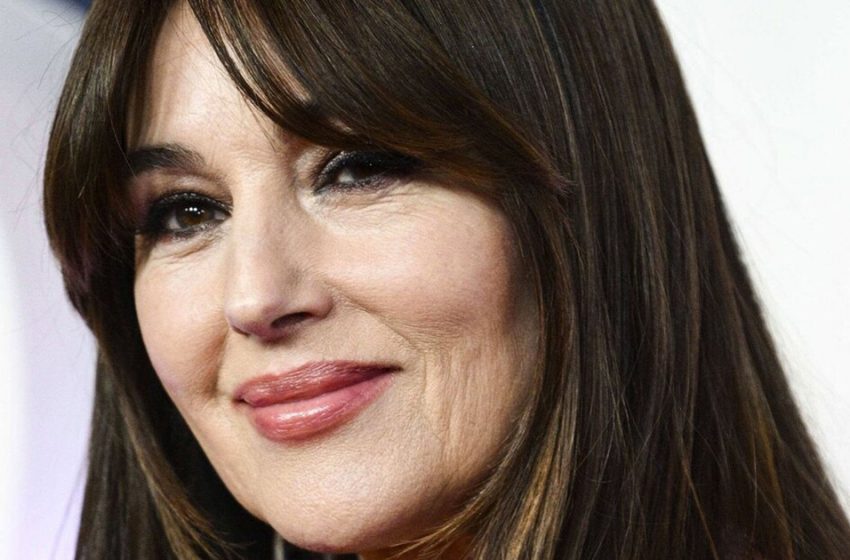  Outfit trasparente e posa provocante: Monica Bellucci è apparsa sulla copertina di Italian gloss